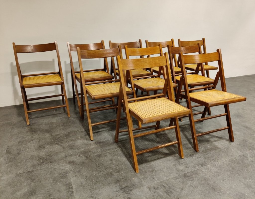 “Flexibility and Comfort: Why Folding Chairs and Tables are a Must-Have for Alternative Classrooms”