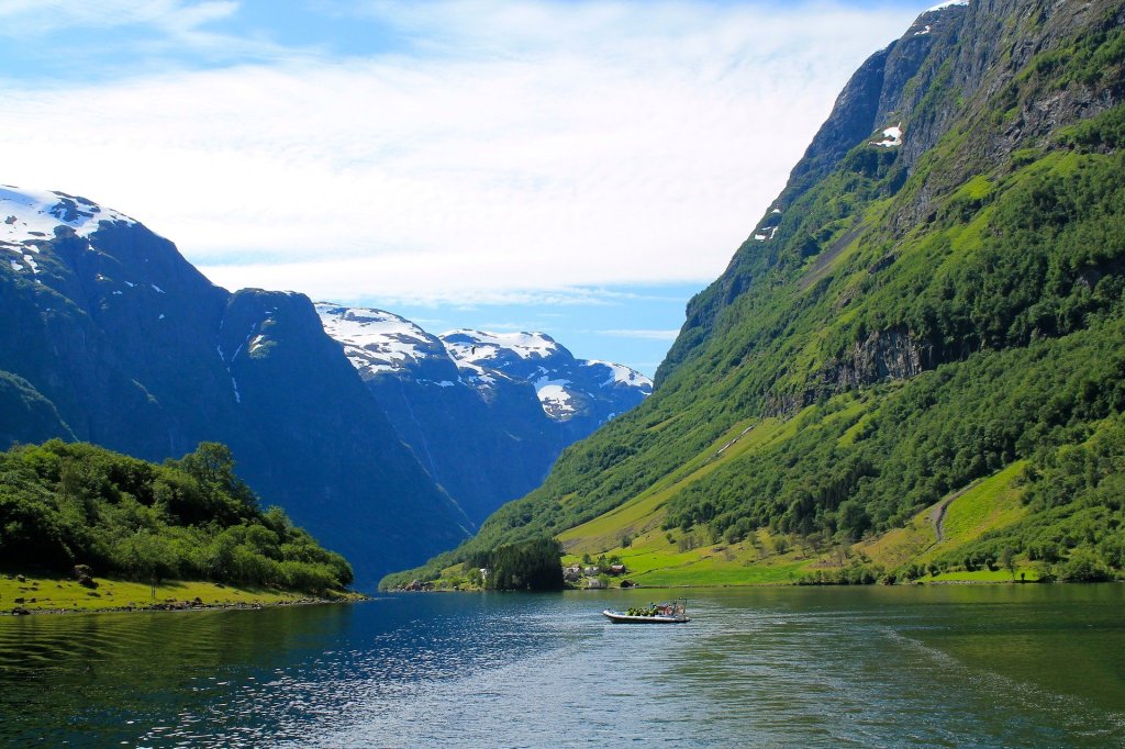 “Immerse in Nature’s Classroom: Top 10 Fjords for Alternative Education”