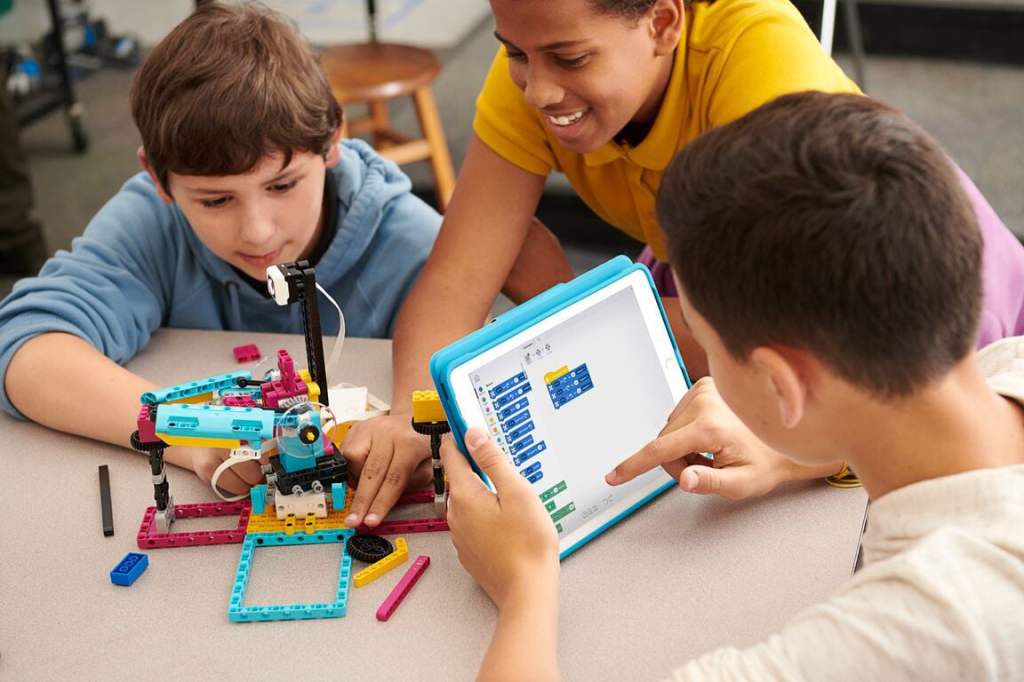 Unleashing Potential: Robotics Revolutionizes Alternative&nbsp;Education