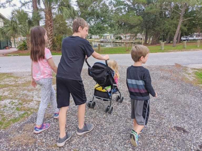 “Roadschooling: Exploring the World, Creating Unforgettable Education”