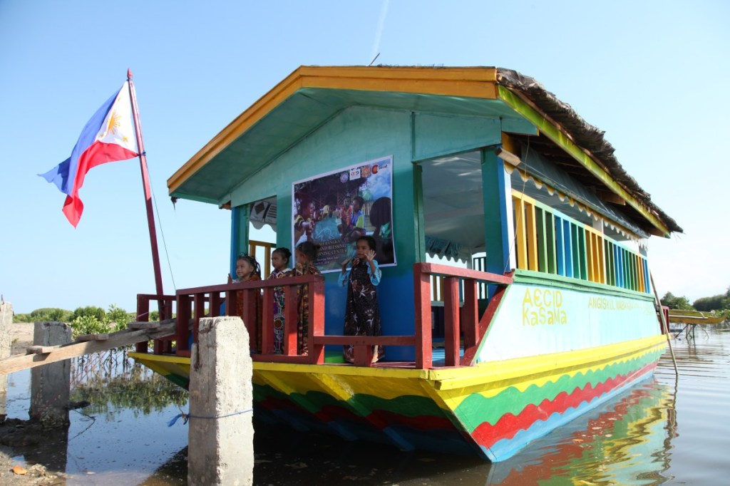 “Setting Sail for Success: Floating Classrooms Revolutionize Education”