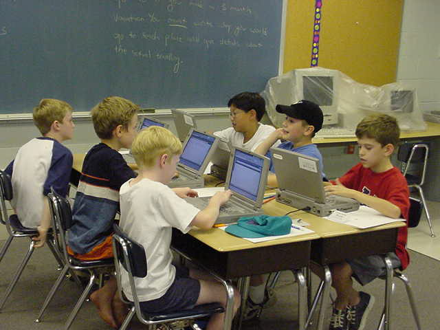 “Unlocking Language Learning: How Technology Transforms Bilingual Classrooms”