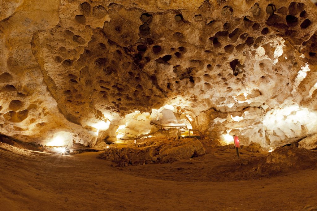 Unleashing the Wonders of Alternative Education: Caves as Educational&nbsp;Treasures